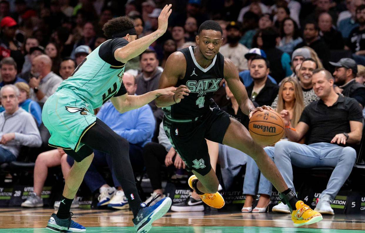 西亚卡姆绝杀时刻，逆转取胜点燃赛场，黄蜂迎来胜利！的简单介绍